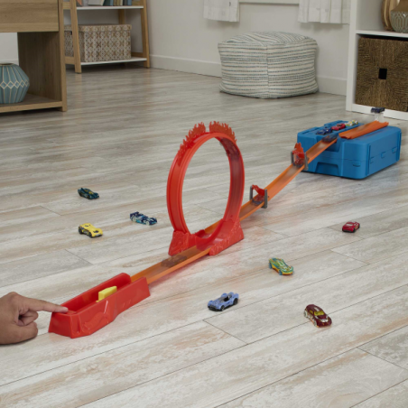 Hot wheels track builder acrobacias de fuego